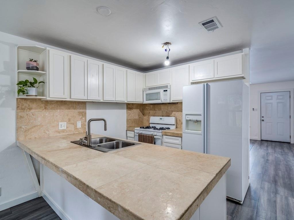 1607 Valleyridge Dr - Photo 2
