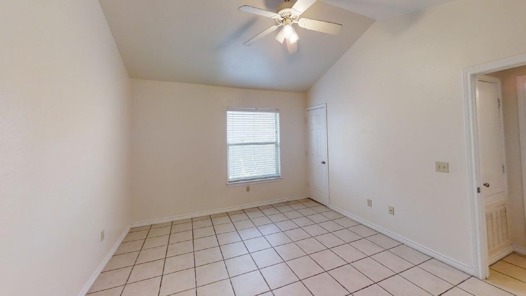 412 Burleson St - Photo 7