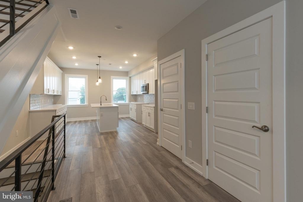143 W Huntingdon Street - Photo 9