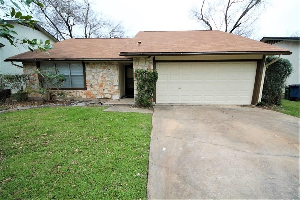 3206 Spaniel Dr - Photo 0