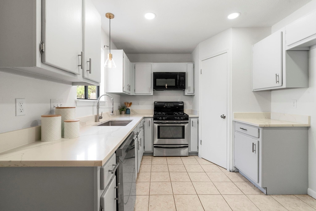 13004 Esplanade St - Photo 4