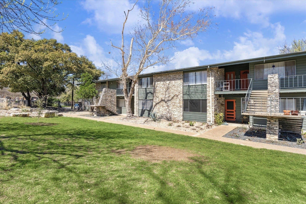 1304 Mariposa Dr - Photo 0