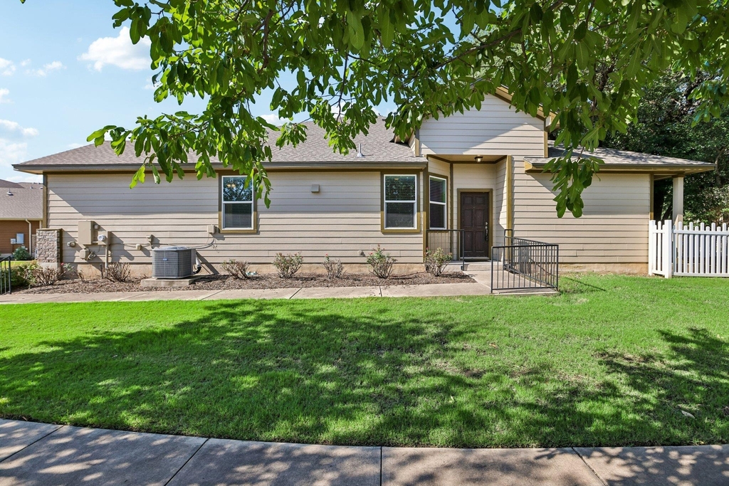 711 Rolling Oak Dr - Photo 0
