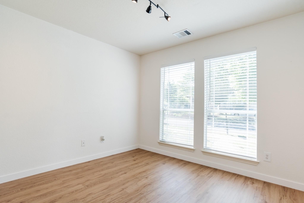 532 Sampson - Photo 5