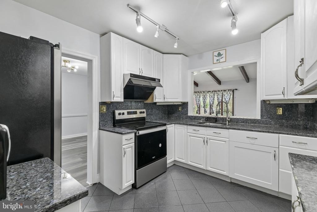 556 Anne Street - Photo 32