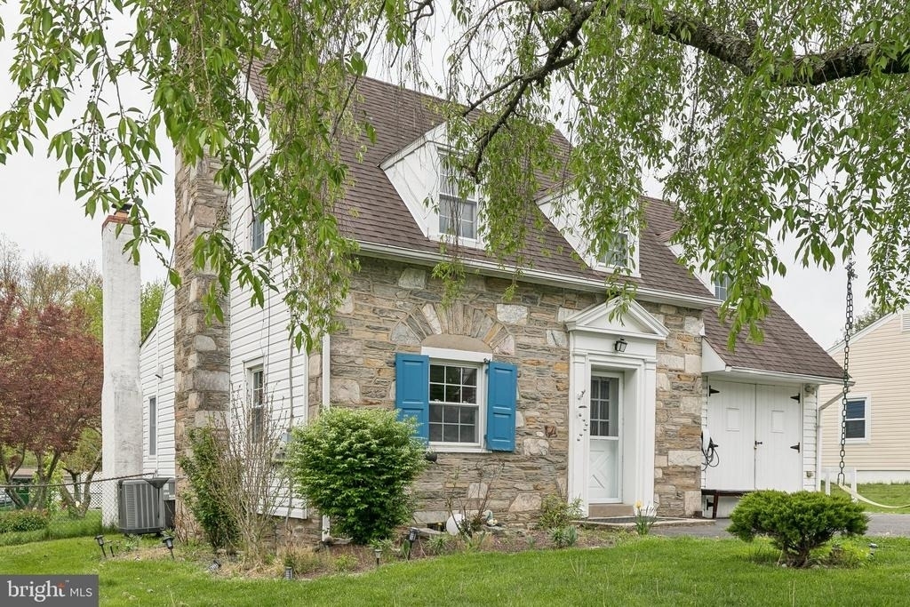 556 Anne Street - Photo 2