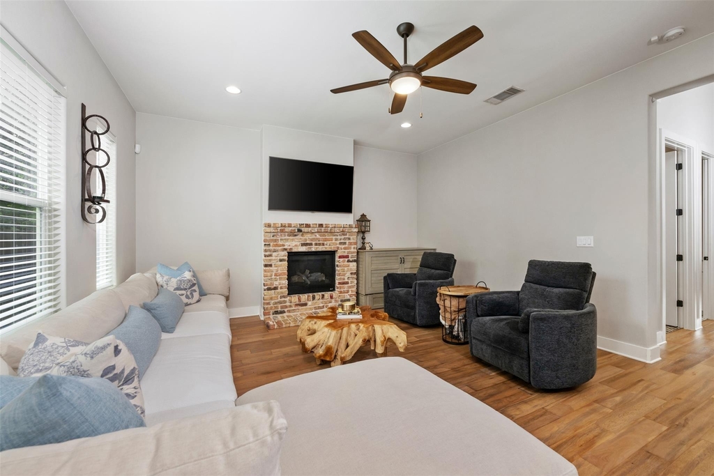 408 W 16th St - Photo 9