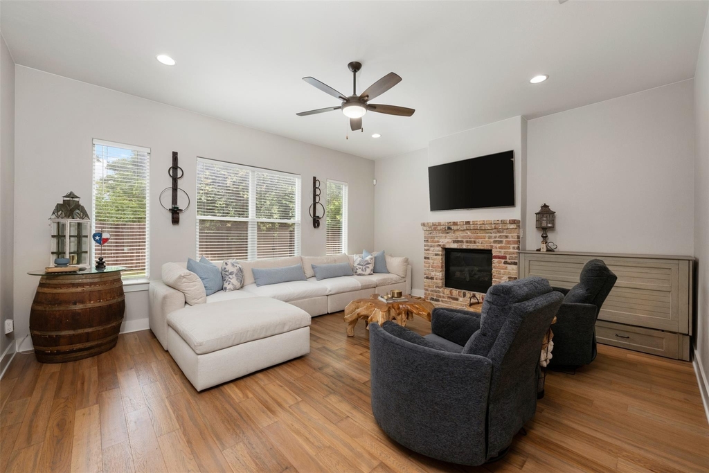 408 W 16th St - Photo 8