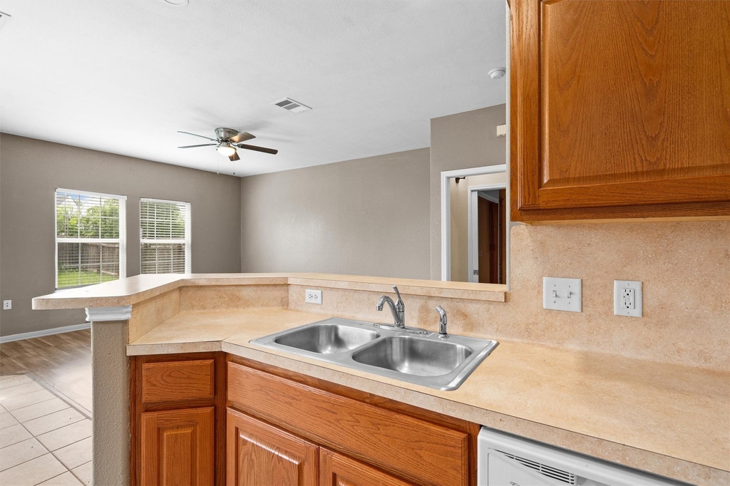 7502 Lazy Creek Dr - Photo 9