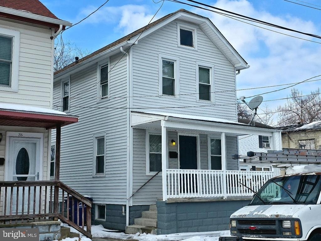 213 Laurel Street - Photo 0