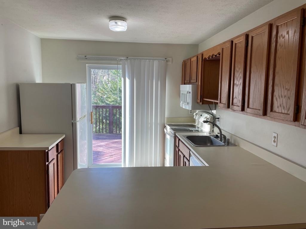 527 Greenblades Court - Photo 2