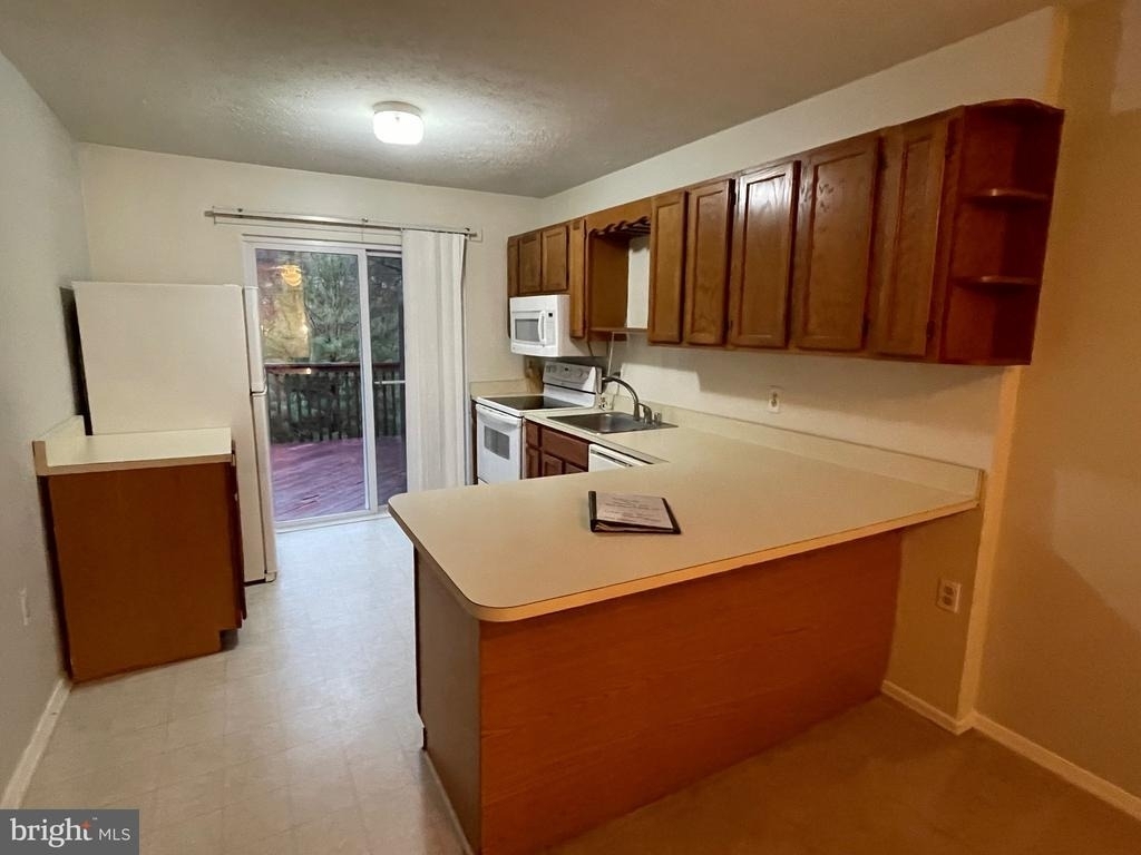 527 Greenblades Court - Photo 5