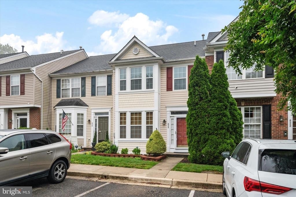 824 Stonehurst Court - Photo 1