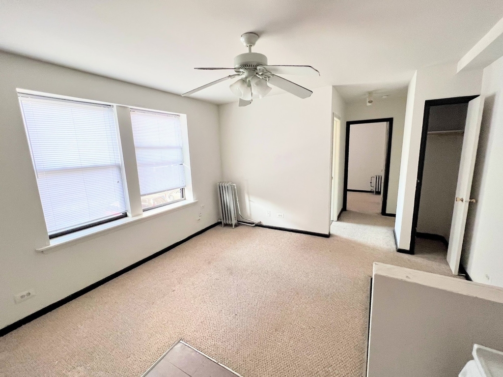 3933 N Clarendon Avenue - Photo 9