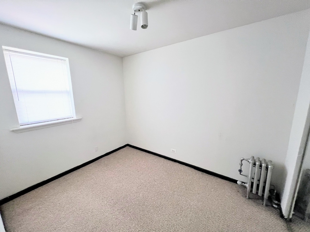 3933 N Clarendon Avenue - Photo 6