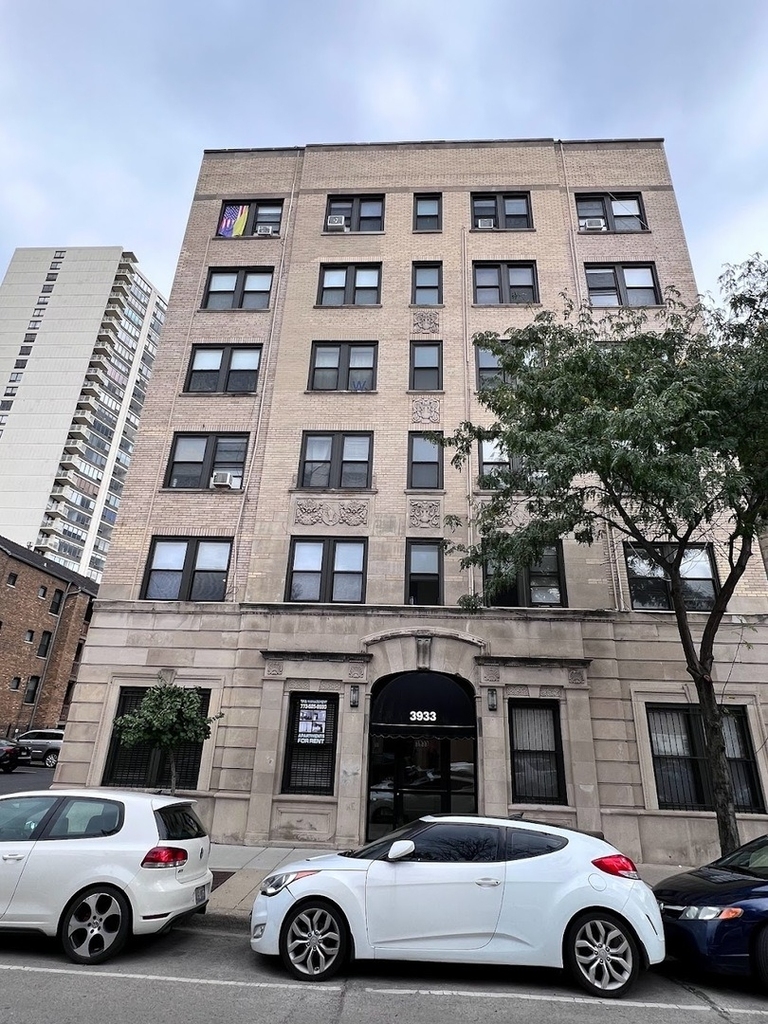 3933 N Clarendon Avenue - Photo 0