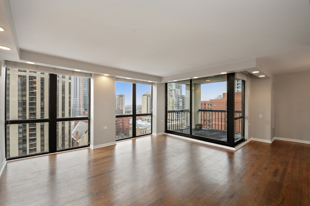 1122 N Clark Street - Photo 2