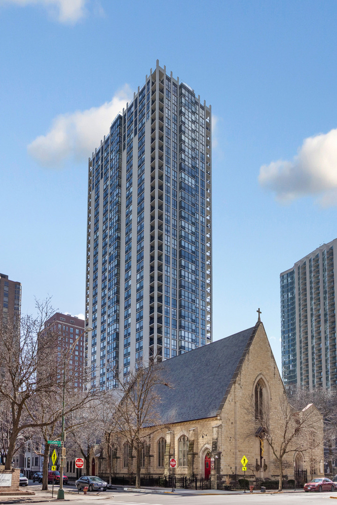 1122 N Clark Street - Photo 1