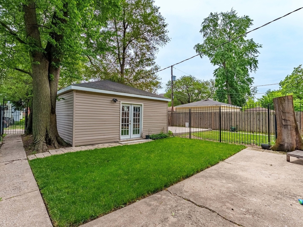 555 N Lawler Avenue - Photo 20