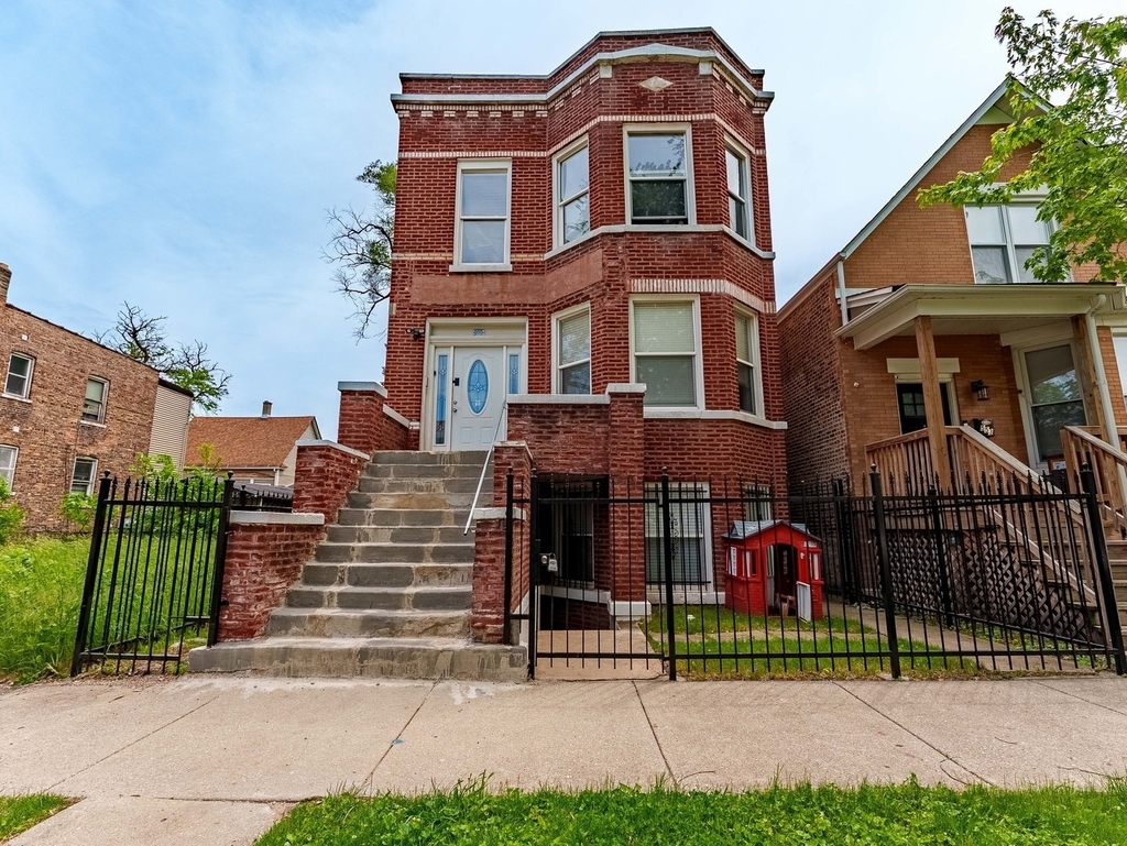 555 N Lawler Avenue - Photo 0