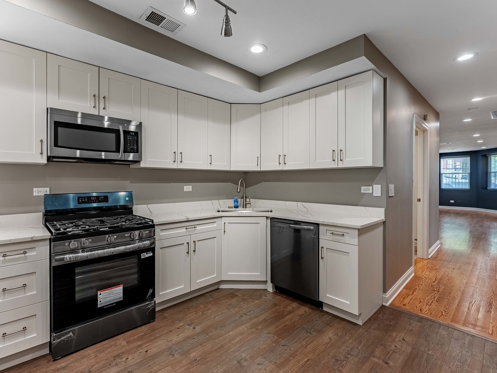 555 N Lawler Avenue - Photo 10