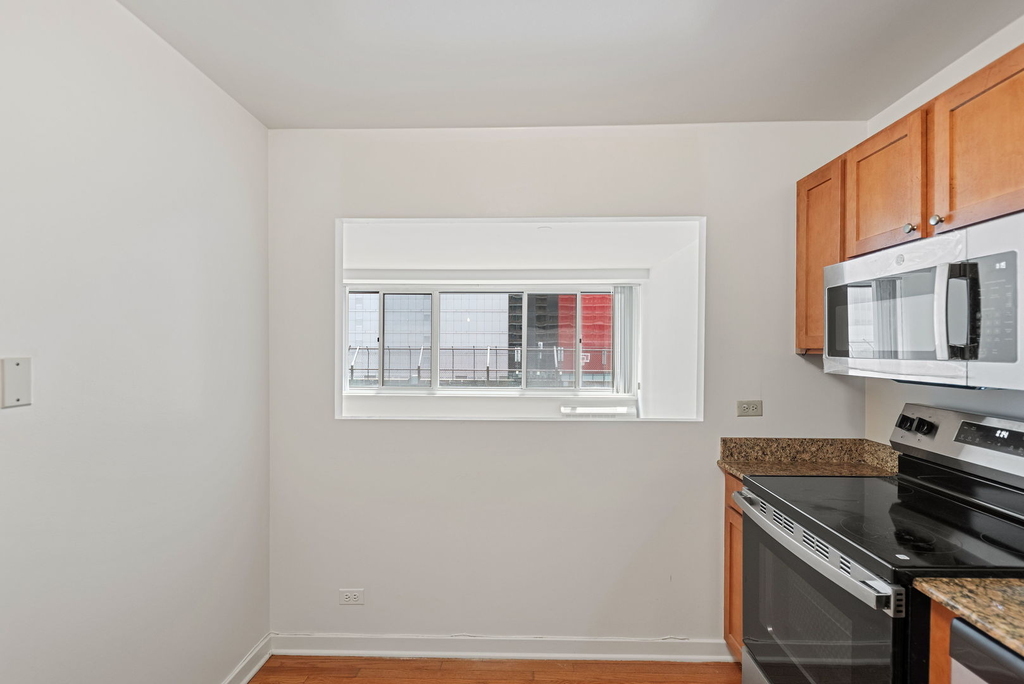 211 E Ohio Street - Photo 3
