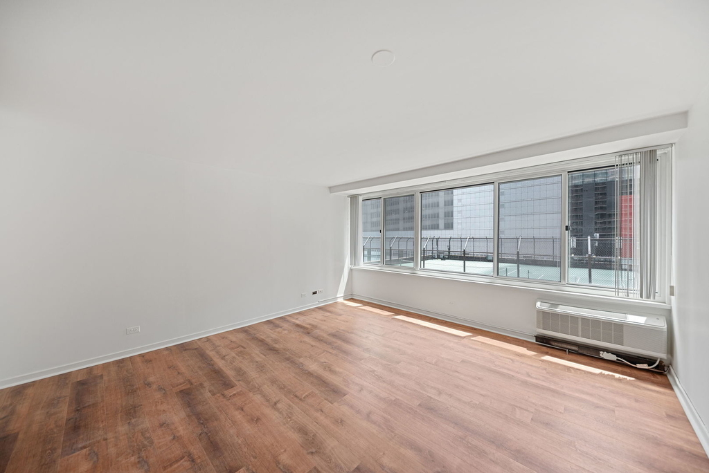 211 E Ohio Street - Photo 7