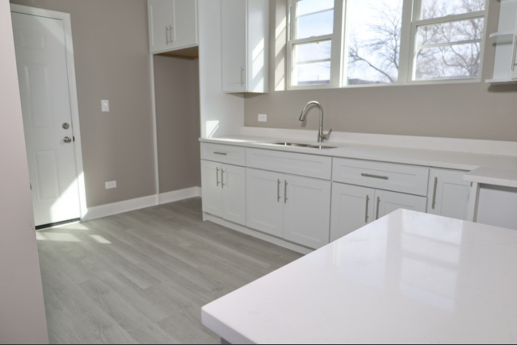 1900 W Garfield Boulevard - Photo 2