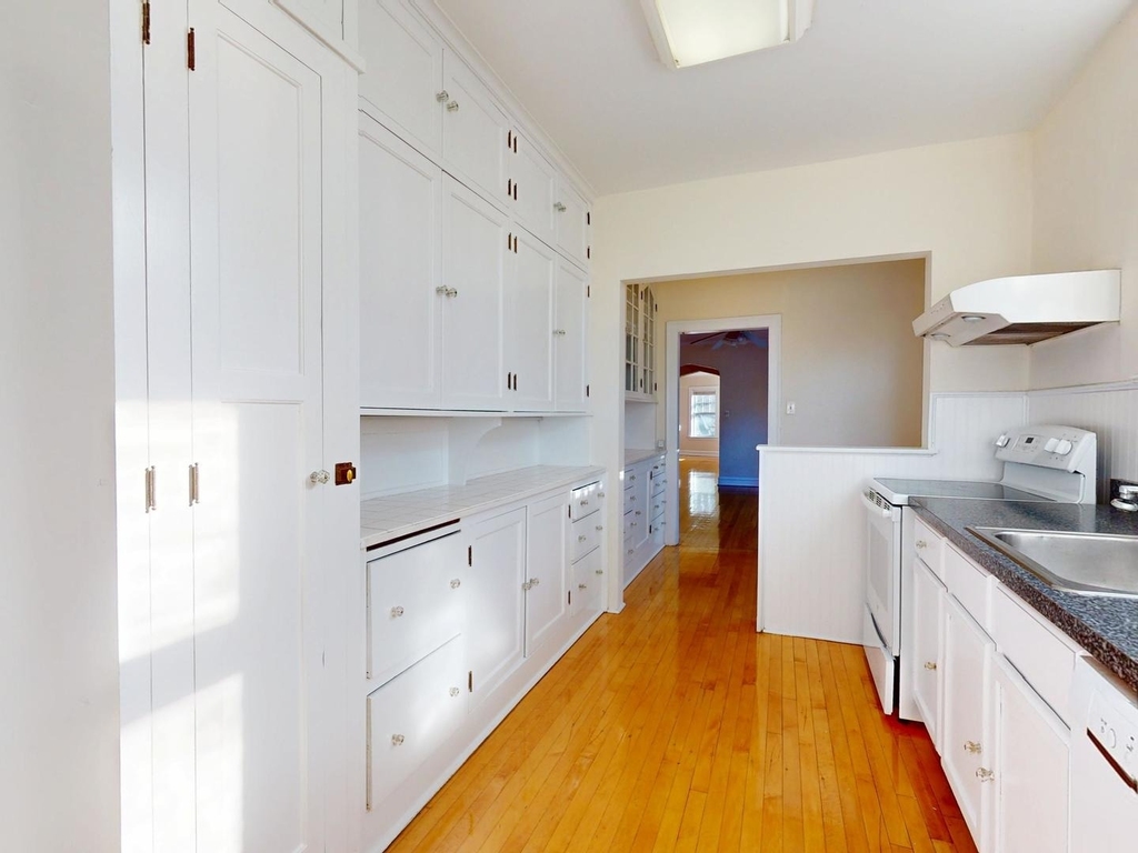 8912 Ewing Avenue - Photo 5