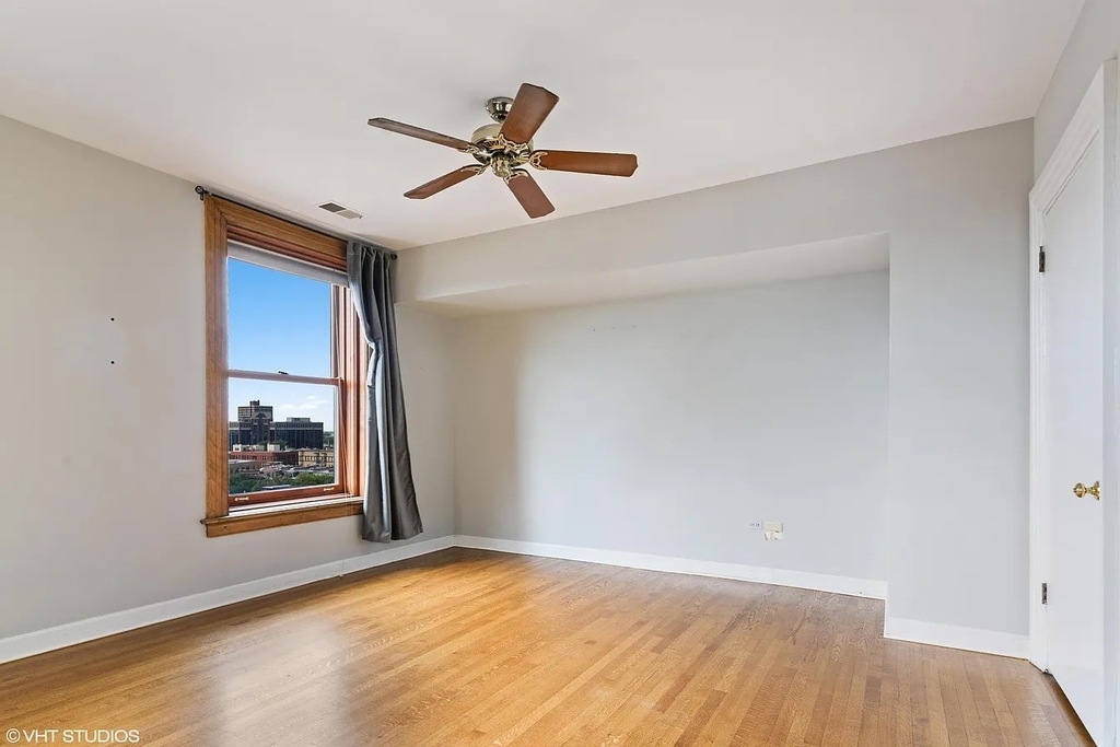 559 W Surf Street - Photo 11