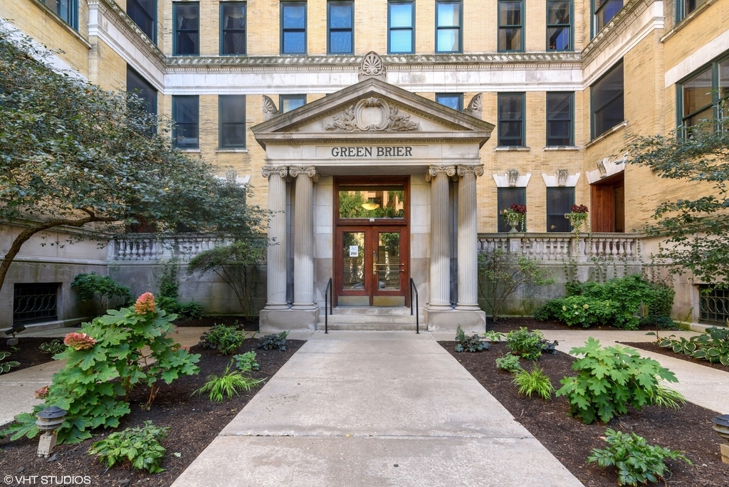 559 W Surf Street - Photo 1
