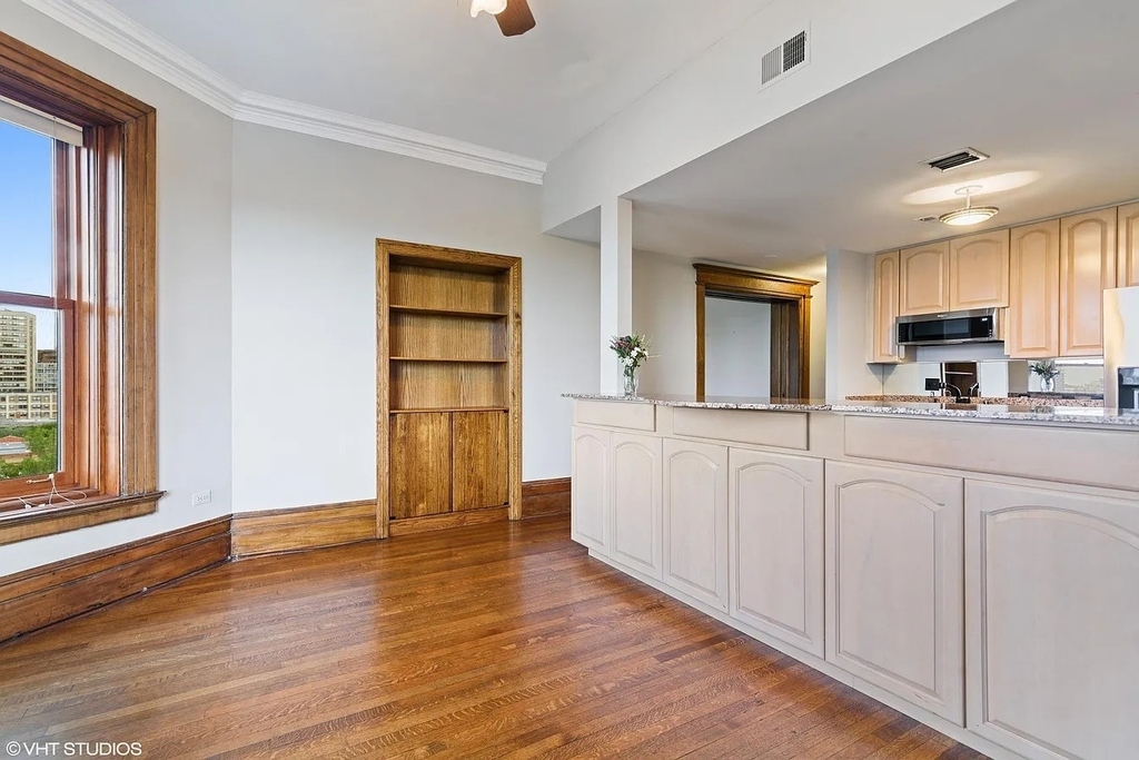559 W Surf Street - Photo 5