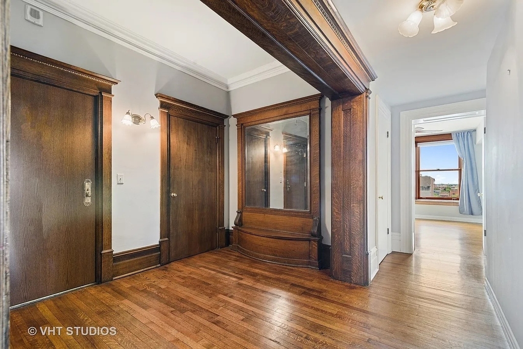559 W Surf Street - Photo 2