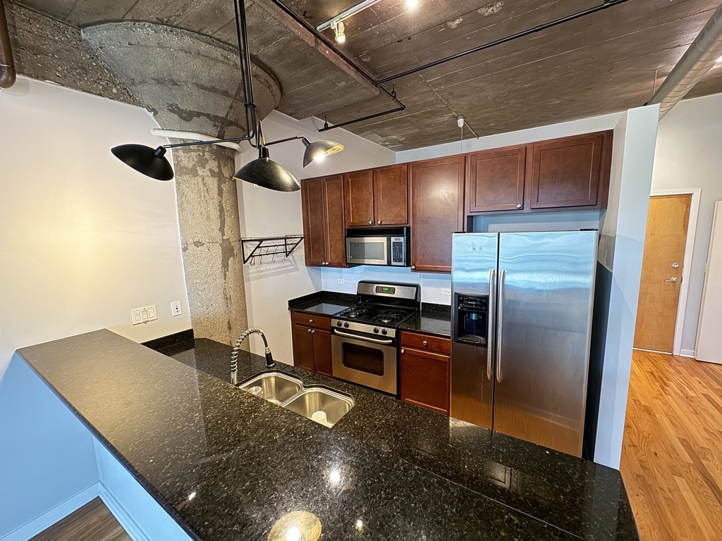 1071 W 15th Street - Photo 2