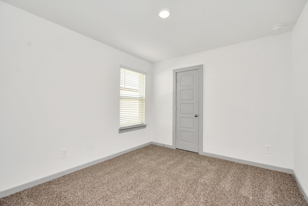 1114 Hughes Crossing Drive - Photo 10