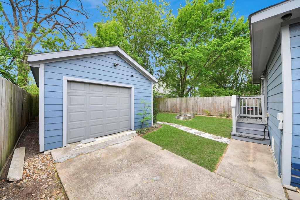 1322 E 36th Street - Photo 6