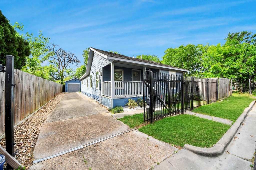 1322 E 36th Street - Photo 2