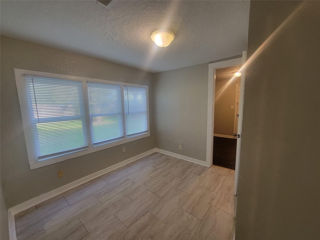 2526 3rd 1/2 Avenue N - Photo 6