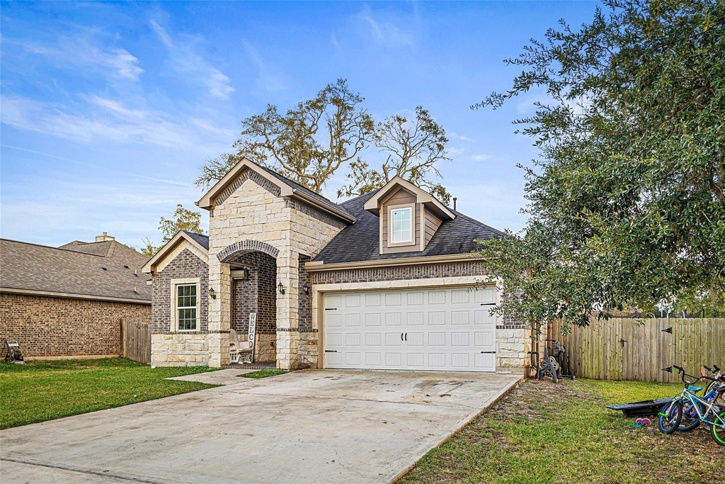 267 Freeman Boulevard - Photo 2