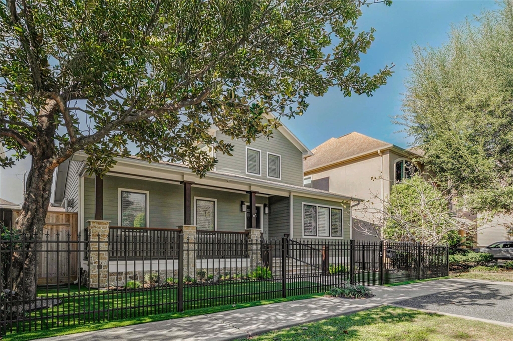 2219 Columbia Street - Photo 1