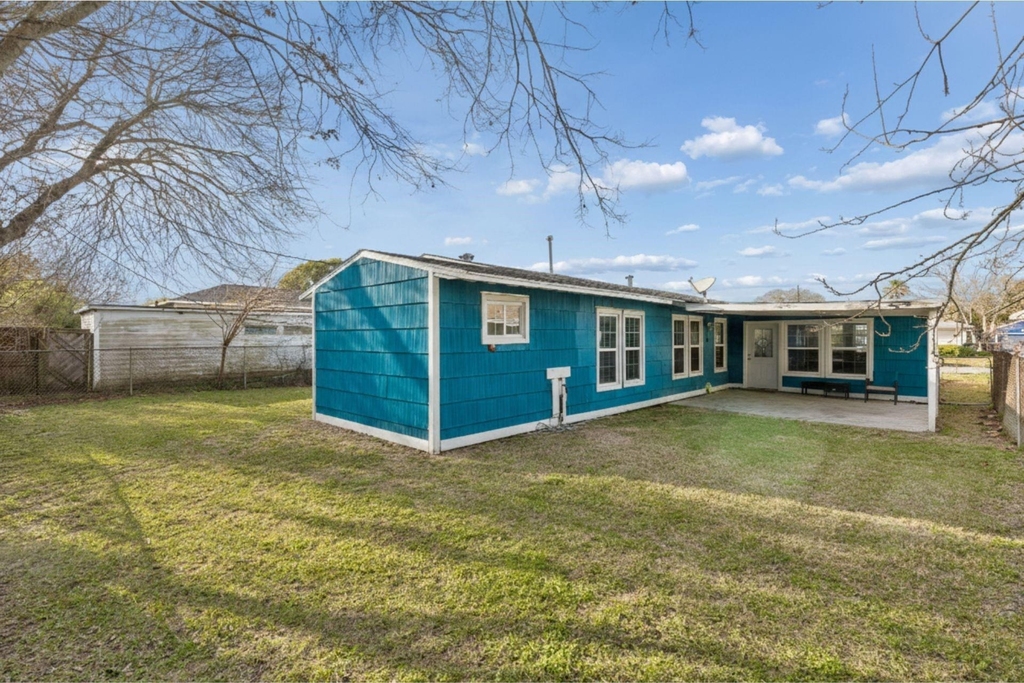 105 Pompano Avenue - Photo 14