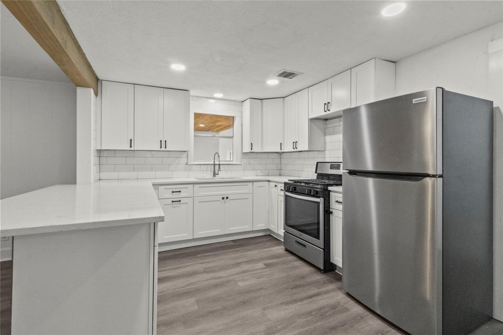 802 Collins Street - Photo 0