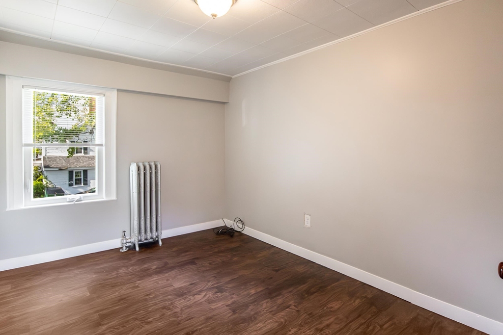 137 Locust - Photo 11