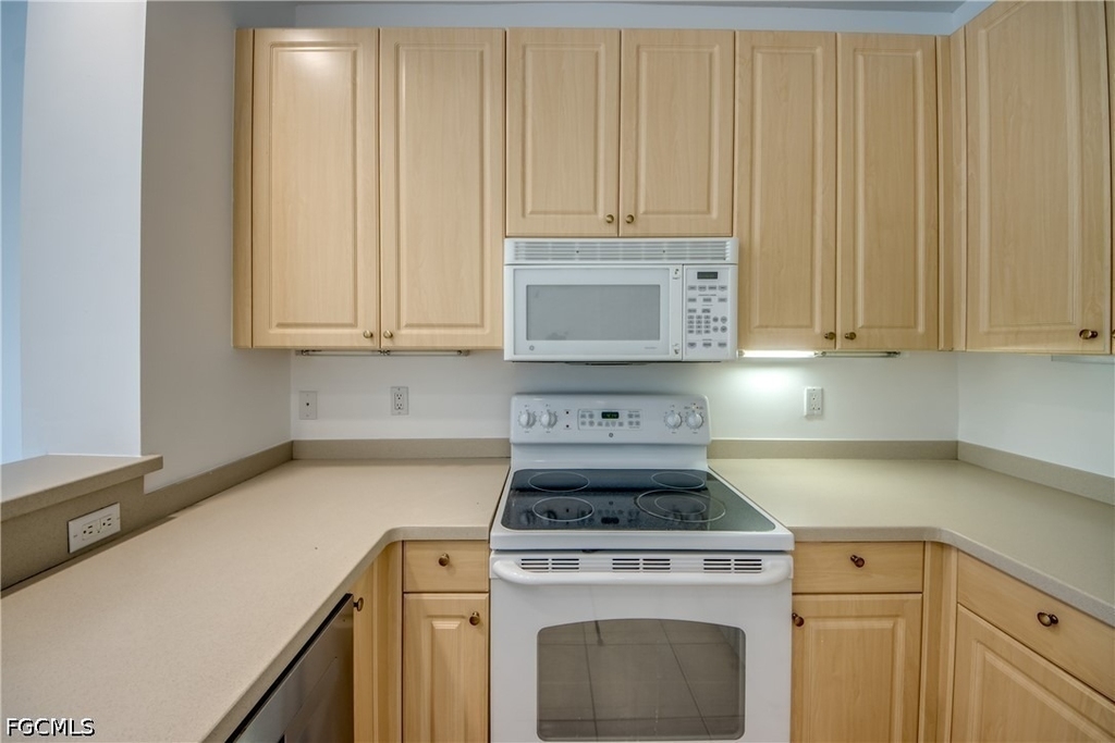 15250 Riverbend Boulevard - Photo 11