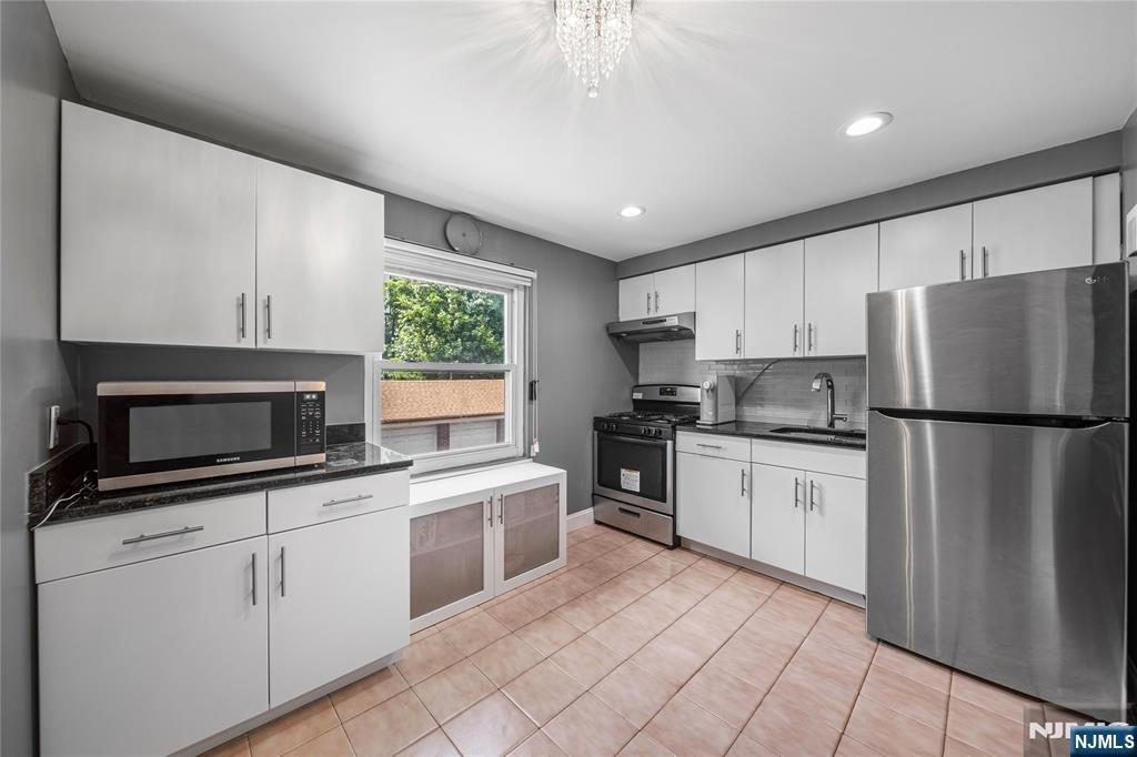 2205 Center - Photo 5