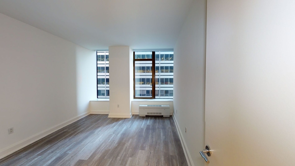 10 Hanover Square - Photo 1