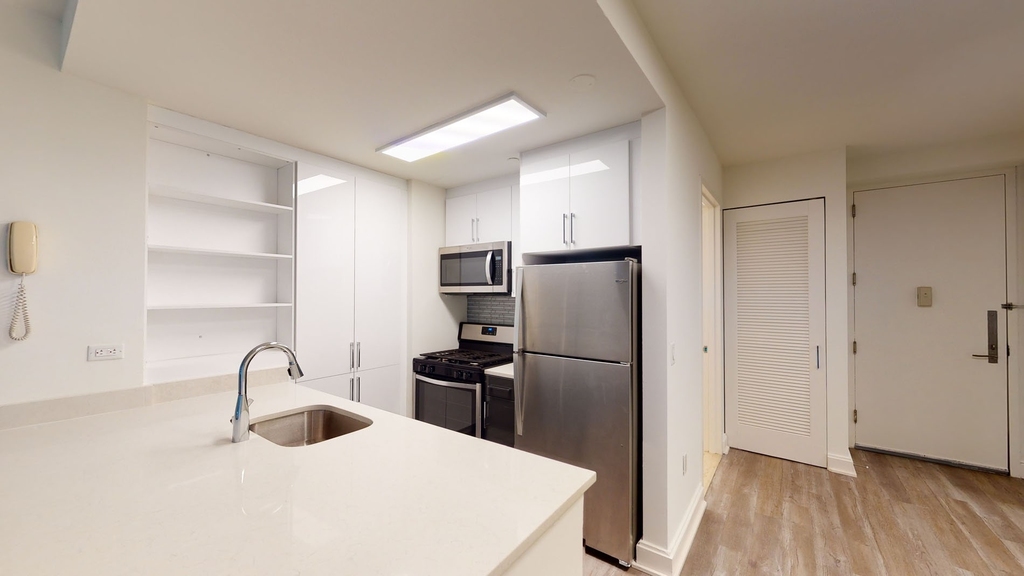 10 Hanover Square - Photo 2