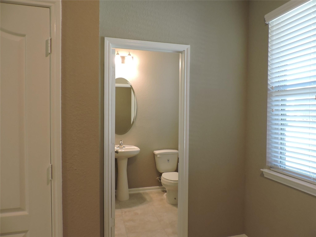 1102 Upton Court - Photo 4