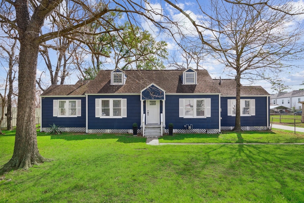 801 Woodcrest Drive - Photo 0