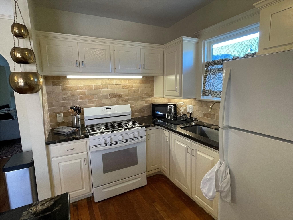 1604 Castle Court Street - Photo 10